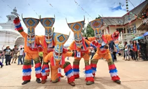 Festival colorido Phi Ta Khon