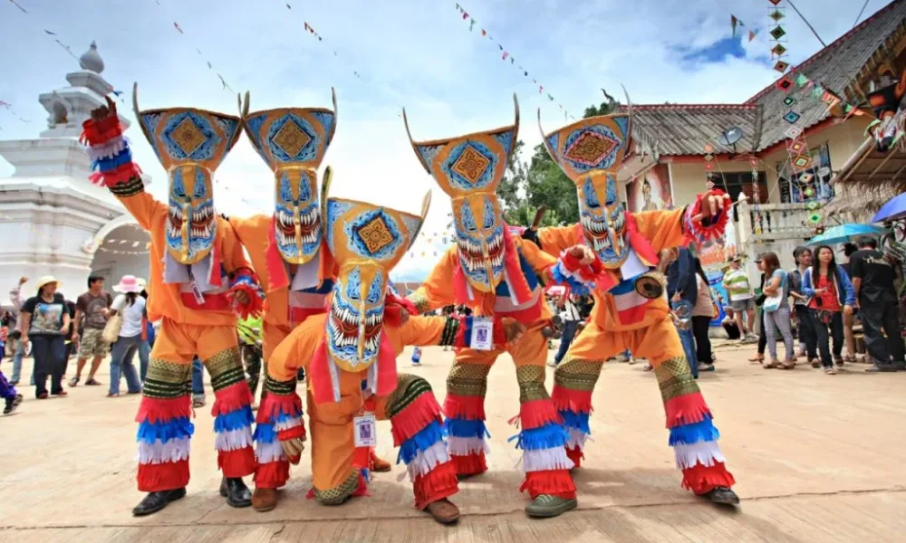 Festival colorido Phi Ta Khon