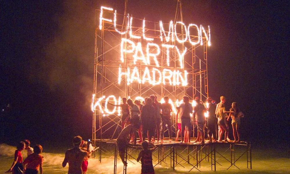 Festival de la luna llena en playa Haad Rin