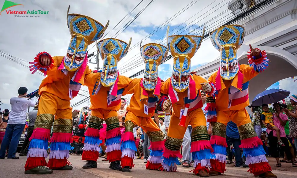 Fiesta colorida Phi Ta Khon en Tailandia