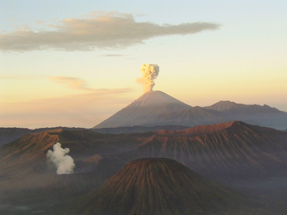 Volcanes asombrosos en Indonesia