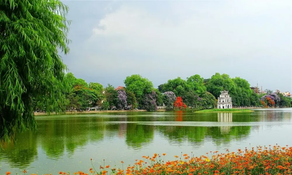 Alrededor del lago Guom