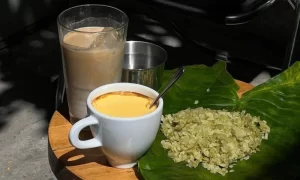 Disfrutar el café de huevo en las calles dinámicas en Hanoi