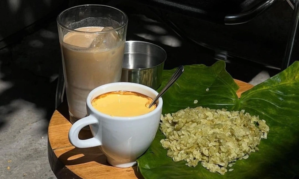 Disfrutar el café de huevo en las calles dinámicas en Hanoi