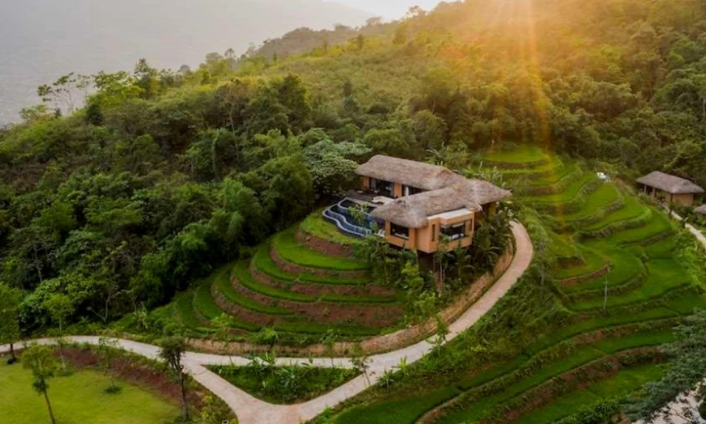 Bienvenidos al amanecer en la cima de la montaña
