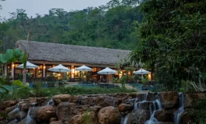 Restaurante junto con la casacada